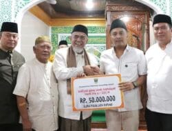 Wagub Vasko Ruseimy Serahkan Berbagai Bantuan saat Safari Ramadhan di Desa Bungo Tanjuang Pariaman