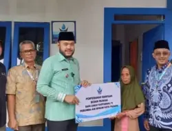 Penuh Haru, Air Mata Wasnidar Bercucuran saat Rumahnya Dibangun Ulang oleh Perumda AM Padang