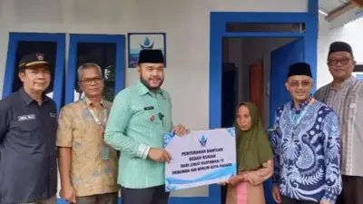 Penuh Haru, Air Mata Wasnidar Bercucuran saat Rumahnya Dibangun Ulang oleh Perumda AM Padang