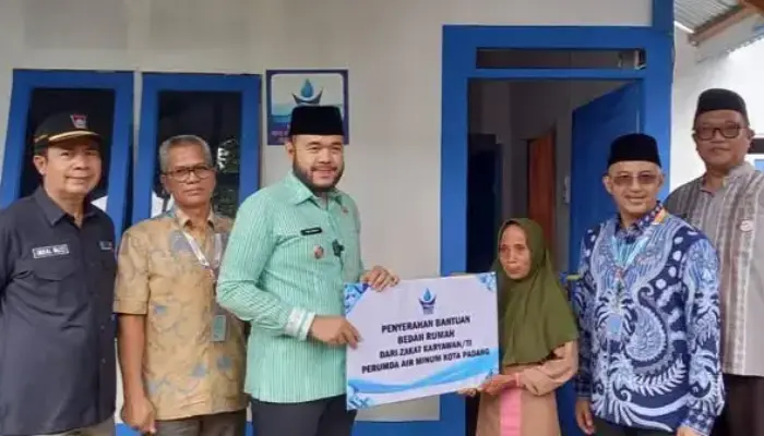 Penuh Haru, Air Mata Wasnidar Bercucuran saat Rumahnya Dibangun Ulang oleh Perumda AM Padang