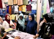 Istri Walikota Padang Belanja Baju Lebaran di Pasar Raya Fase VII