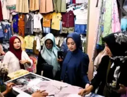 Istri Walikota Padang Belanja Baju Lebaran di Pasar Raya Fase VII