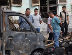 Walikota Pariaman Yota Balad Serahkan Bantuan Korban Kebakaran di Desa Simpang