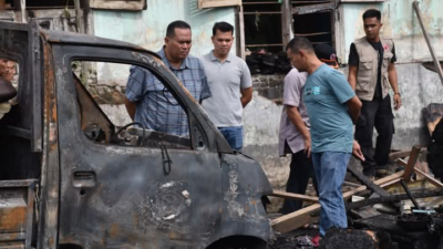 Walikota Pariaman Yota Balad Serahkan Bantuan Korban Kebakaran di Desa Simpang