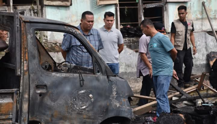 Walikota Pariaman Yota Balad Serahkan Bantuan Korban Kebakaran di Desa Simpang