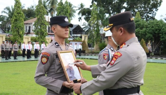 Kapolres Pasaman Barat Berhentikan Anggota Pelanggar Kode Etik dan Beri Penghargaan untuk Polisi Berprestasi