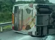 Bus Miyor Padang-Jakarta Kecelakaan di Tol Kayuagung Sumsel, Sopir Tewas Terjepit!