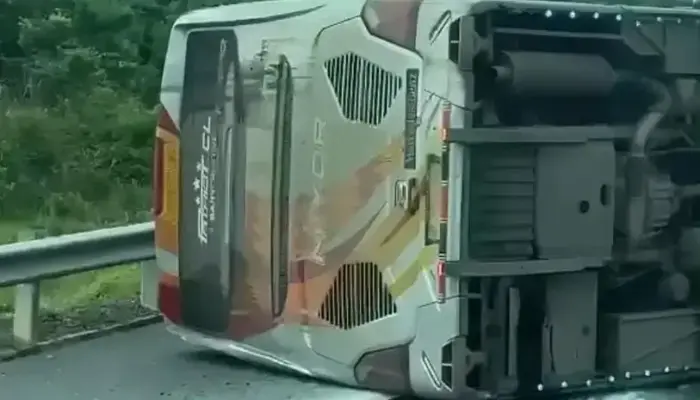 Bus Miyor Padang-Jakarta Kecelakaan di Tol Kayuagung Sumsel, Sopir Tewas Terjepit!