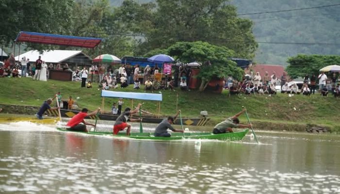 Kenang Masa Indah Perantau di Kampung, Nagari Taluak Barayo Gelar Pacu Biduak di Talago Anguih