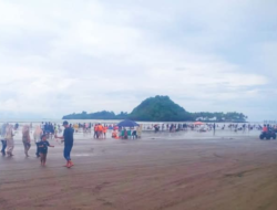 Ribuan Wisatawan Kunjungi Objek Wisata Batu Malin Kundang Pantai Air Manis Padang