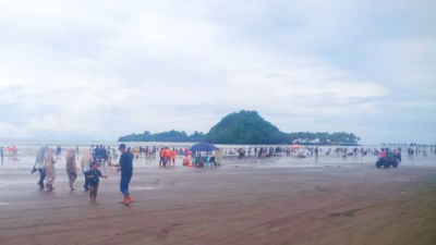 Ribuan Wisatawan Kunjungi Objek Wisata Batu Malin Kundang Pantai Air Manis Padang