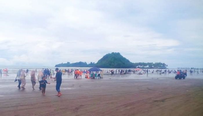 Ribuan Wisatawan Kunjungi Objek Wisata Batu Malin Kundang Pantai Air Manis Padang