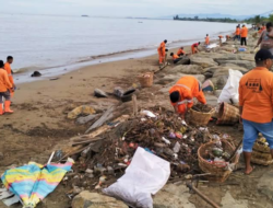 Begini Kesigapan “Pasukan Oranye” Kota Padang Menjaga Kebersihan Pantai