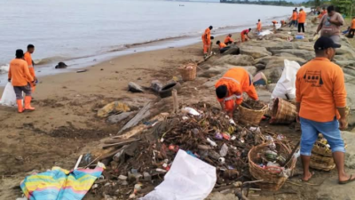 Begini Kesigapan “Pasukan Oranye” Kota Padang Menjaga Kebersihan Pantai