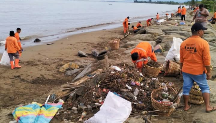 Begini Kesigapan “Pasukan Oranye” Kota Padang Menjaga Kebersihan Pantai