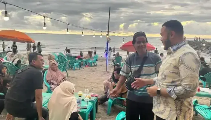 Walikota Fadly Amran Ikut Nikmati Libur Lebaran di Pantai Padang