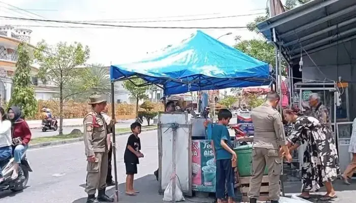 Satpol PP Padang Sita Lapak PKL yang Berjualan di Fasum dan Badan Jalan