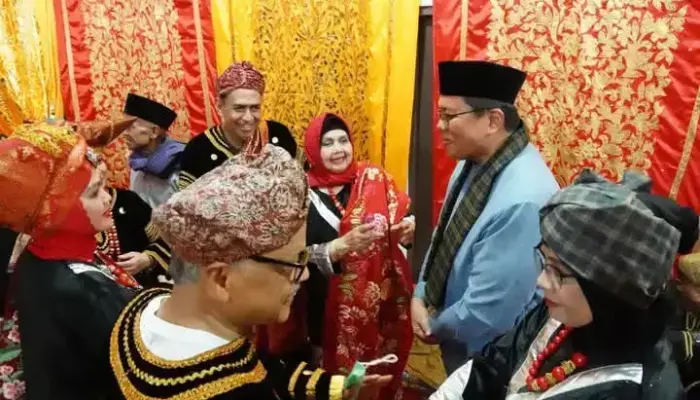 Wabup Tanah Datar Apresiasi Prosesi “Malewakan Gala Datuk” di Nagari Rambatan