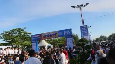 Semarak! Puluhan Ribu Peserta Ikuti Fun Walk Bersama Gebu Minang di Sepanjang Pantai Padang