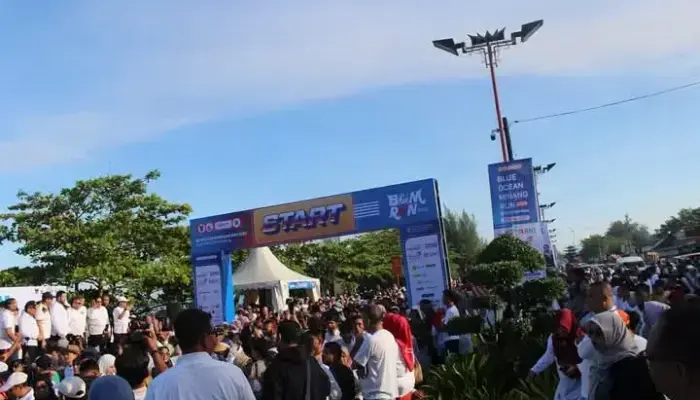 Semarak! Puluhan Ribu Peserta Ikuti Fun Walk Bersama Gebu Minang di Sepanjang Pantai Padang