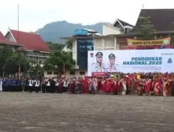 Peringati Hari Pendidikan Nasional, Siswa di Padang Berpakaian Adat Nusantara