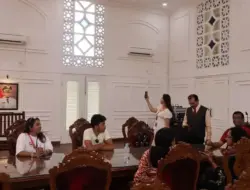 Peserta IMLF 2025 Telusuri Bangunan Peninggalan Penjajahan di Kota Padang