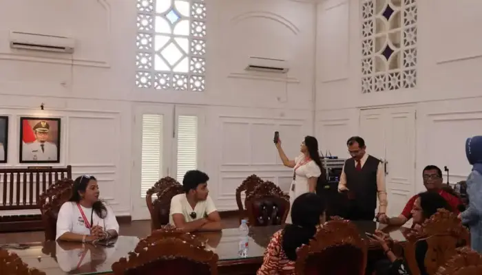 Peserta IMLF 2025 Telusuri Bangunan Peninggalan Penjajahan di Kota Padang