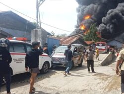 BREAKINGNEWS: PT Teluk Luas Terbakar, Asap Hitam Tebal Selimuti Kota Padang