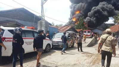 BREAKINGNEWS: PT Teluk Luas Terbakar, Asap Hitam Tebal Selimuti Kota Padang