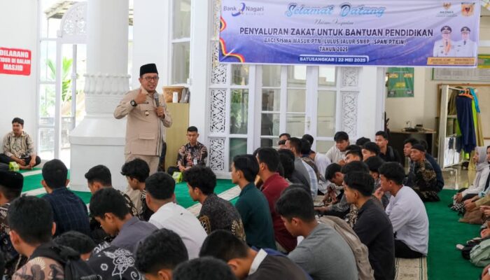 Serahkan Rp498 Juta untuk Calon Mahasiswa, Bupati Eka Putra Pastikan Tak Ada Siswa Tatah Datar Putus Kuliah