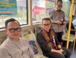 Tolak Kendaraan Dinas, Wamendagri Naik Bus Trans Padang Menuju Istana Gubernuran