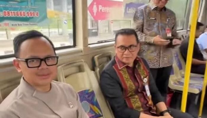 Tolak Kendaraan Dinas, Wamendagri Naik Bus Trans Padang Menuju Istana Gubernuran