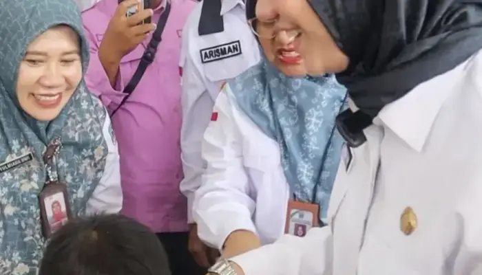Bupati Dharmasraya Sebar Starlink di 17 Sekolah Blankspot Agar Siswa Bisa Ujian Online