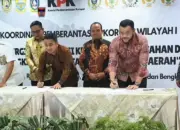 Disaksikan Ketua DPRD, Walikota Padang Tandatangan Komitmen Anti Korupsi di Gedung KPK Jakarta