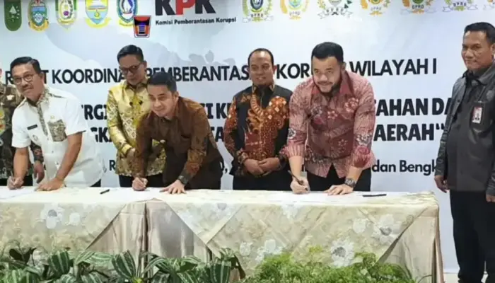 Disaksikan Ketua DPRD, Walikota Padang Tandatangan Komitmen Anti Korupsi di Gedung KPK Jakarta