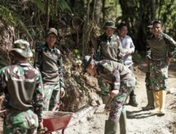 TNI Lantamal II Padang Bersama Warga Nagari Sako Bangun Irigasi di Sungai Talu