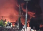 Mencekam! Hingga Minggu Malam, Api Masih Berkobar Melalap Pabrik Karet PT Teluk Luas Padang 