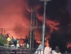 Mencekam! Hingga Minggu Malam, Api Masih Berkobar Melalap Pabrik Karet PT Teluk Luas Padang 