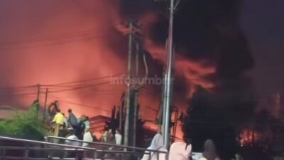 Mencekam! Hingga Minggu Malam, Api Masih Berkobar Melalap Pabrik Karet PT Teluk Luas Padang 