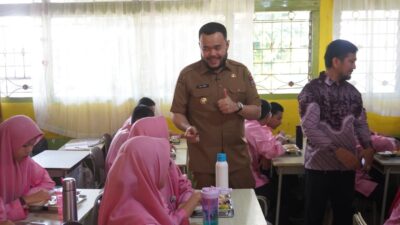 Dikunjungi Walikota, Siswa SMPN 8 Padang Sebut Makanan Bergizi Gratis Rasanya Enak!