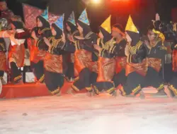 FOTO: Keseruan Nongkrong Kreatif Malam Minggu di Pantai Padang