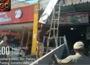 Enggan Bayar Pajak, Sejumlah Plank Merk Usaha Dicopot Satpol PP Padang 