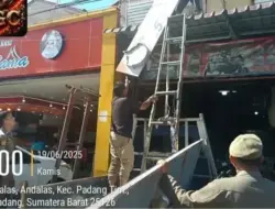 Enggan Bayar Pajak, Sejumlah Plank Merk Usaha Dicopot Satpol PP Padang 