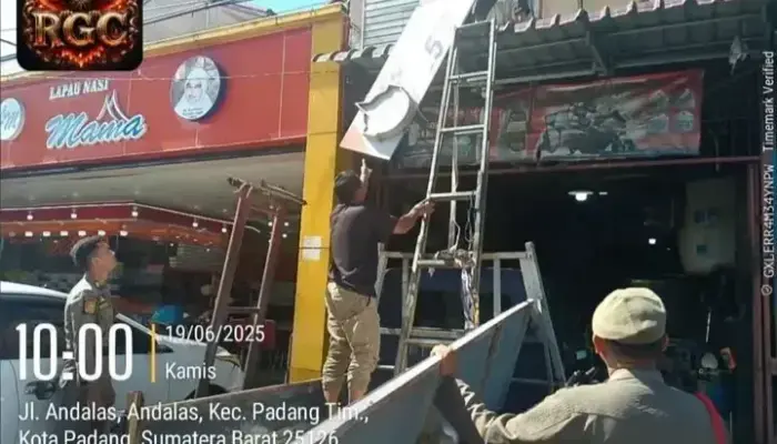 Enggan Bayar Pajak, Sejumlah Plank Merk Usaha Dicopot Satpol PP Padang 