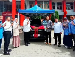 RSAM Bukittinggi dapat Bantuan Mobil Operasional dari CSR Bank Nagari