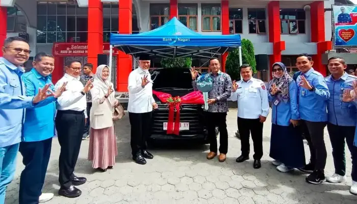 RSAM Bukittinggi dapat Bantuan Mobil Operasional dari CSR Bank Nagari