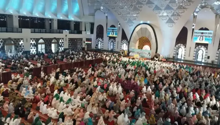 Warga Padang Antusias Sambut Tahun Baru Islam 1 Muharram 1447 di Masjid Raya Sumbar