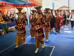FOTO: Kemeriahan Festival Langgam “1.000 Katidiang Saok” di Nagari Tanjung Alam Tanah Datar