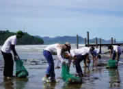 Ratusan Pegawai PLN UID Sumbar Pungut Sampah di Pantai Air Manis Padang