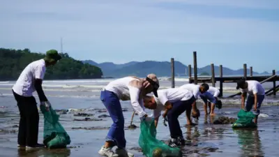 Ratusan Pegawai PLN UID Sumbar Pungut Sampah di Pantai Air Manis Padang